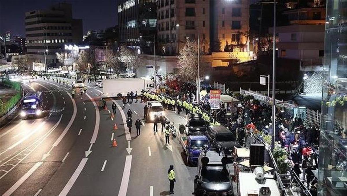 SEOUL, Jan. 3 (Xinhua) -- A vehicle that was believed to be heading to the presidential office for the arrest of South Korea's impeached President Yoon Suk-yeol arrived at a road in front of the presidential office here early Tuesday morning.