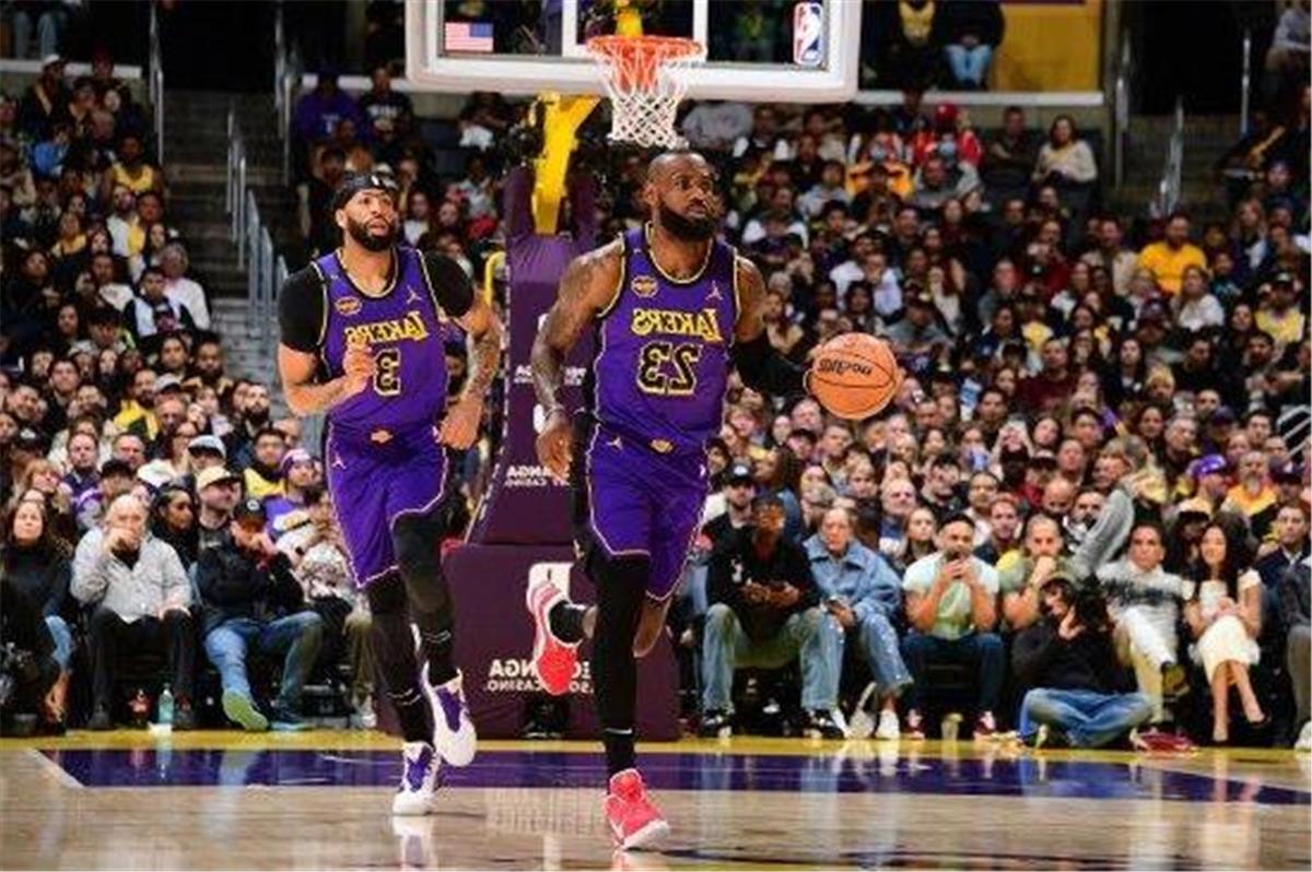 James scored 30 points back-to-back at 40 years old! James reached a milestone with 30 points and 8 rebounds, Davis had 18 points and 19 rebounds, Young had 33 points and 9 rebounds, Lakers easily defeated Hawks