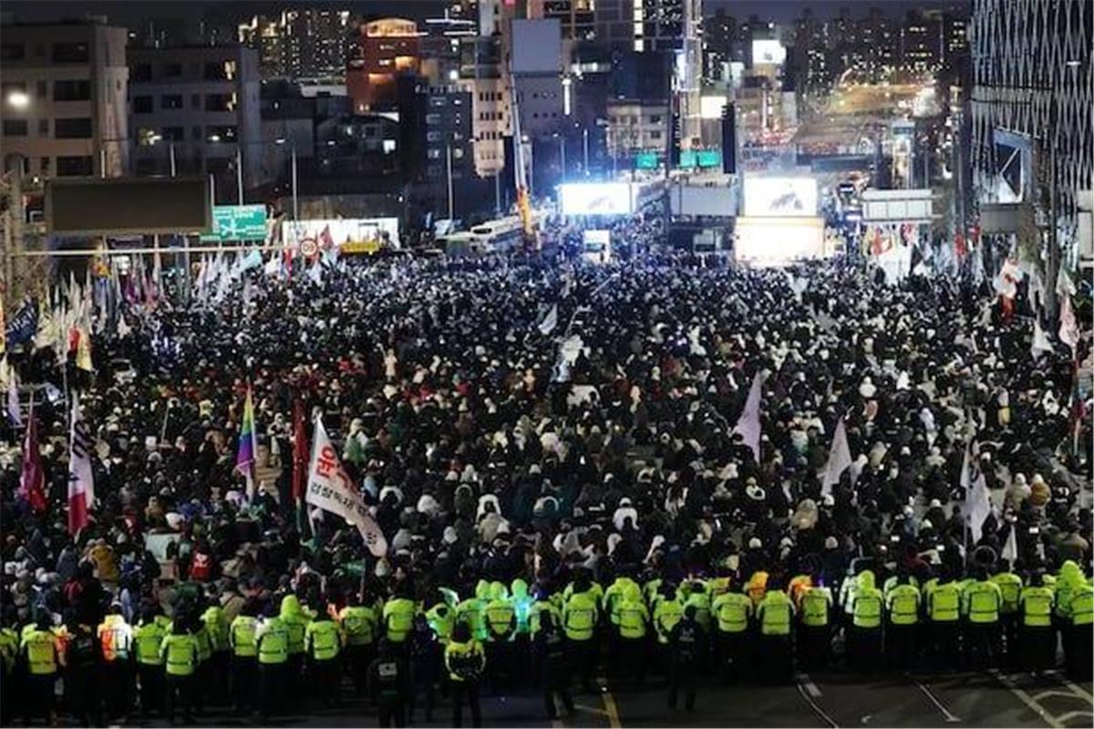 Large-scale gathering broke out near the presidential residence. Park Geun-hye supporters and opponents insulted each other. Some citizens were arrested after clashes with police