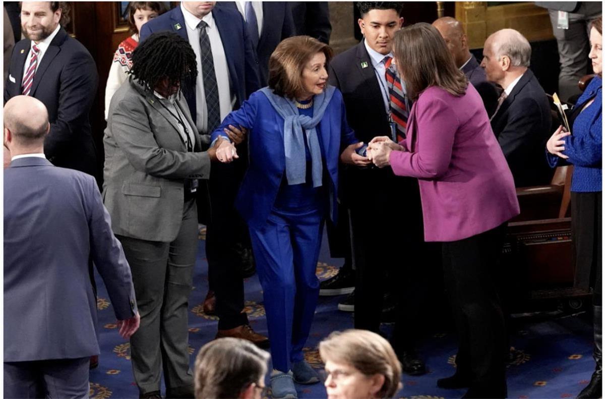 American media: Pelosi makes her first return to the House of Representatives after hip surgery, abandoning her signature high heels for flat shoes