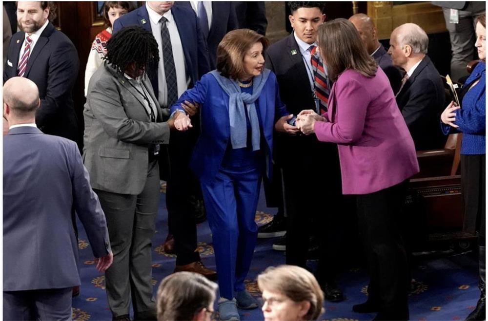 American media: Pelosi makes her first return to the House of Representatives after hip surgery, abandoning her signature high heels for flat shoes