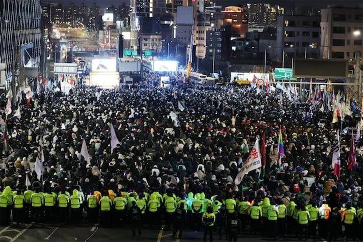 Mass rally breaks out near presidential residence, supporters and opponents of Yoon Suk-yeol exchange verbal abuse