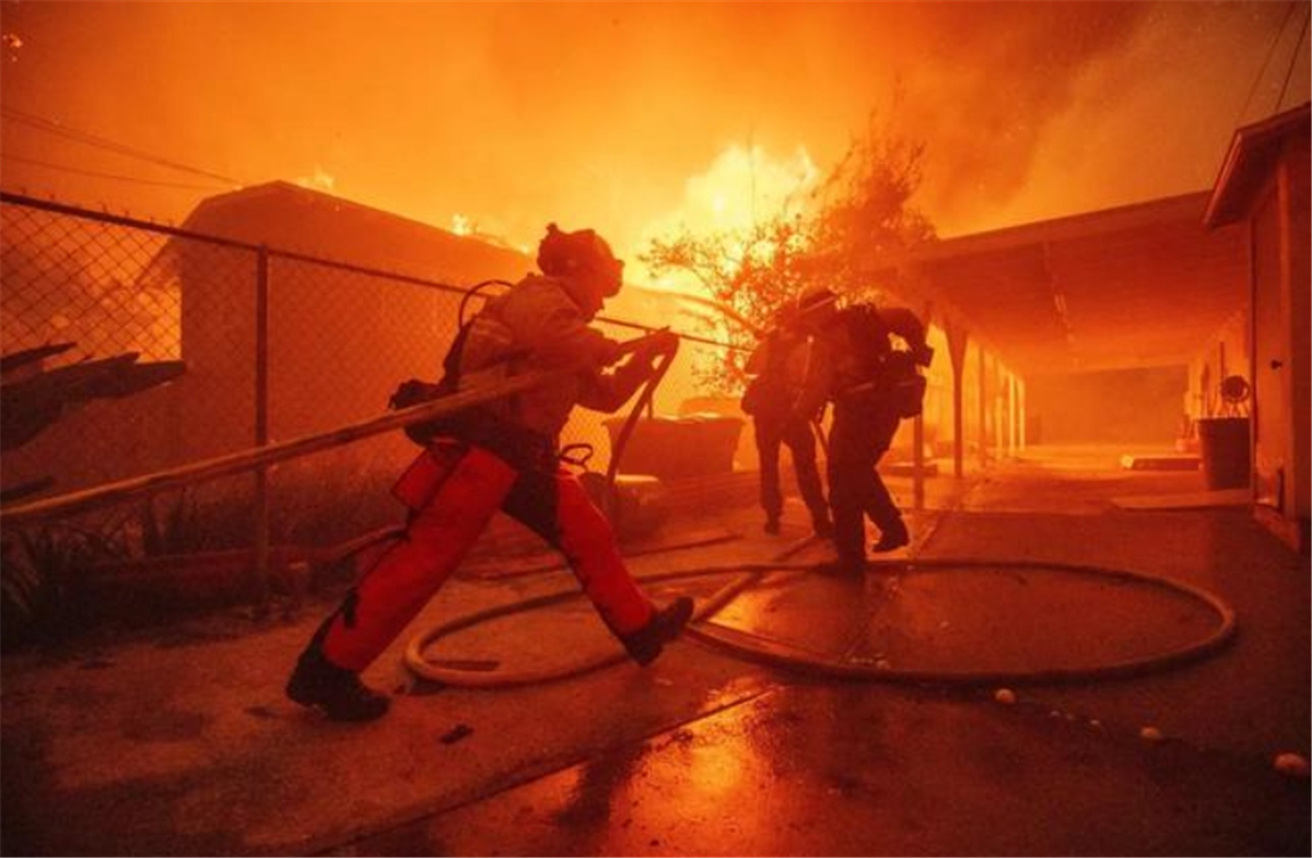 Devouring 5 football fields per minute, the "devil wind" in the US caused the forest fire to be almost the end of the world